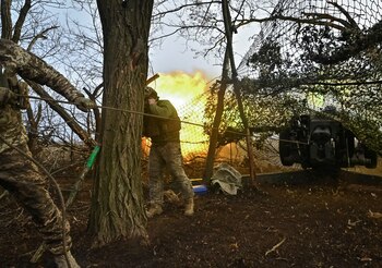 Militares ucranianos disparan un obús