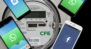 Primer plano de un medidor eléctrico digital de la CFE con etiquetas y logo verde. Varias pantallas de smartphones con íconos desenfocados de WhatsApp y Facebook lo rodean.