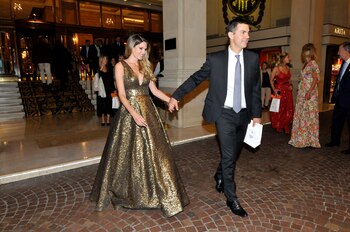 El increíble vestido que eligió Isabel Macedo para una gala solidaria. La actriz asistió al evento con su marido, Juan Manuel Urtubey, el gobernador de Salta (Foto: Darío Batallan / Teleshow)