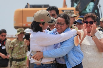 Durante su visita a Tumbes, la mandataria verificó el estado de obras paralizadas y recogió demandas vinculadas con infraestructura y servicios básicos.