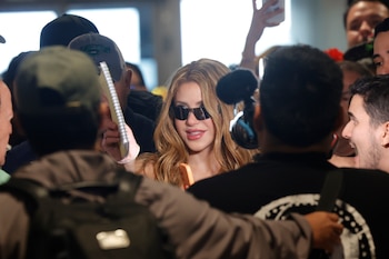 Llegada de Shakira este lunes al aeropuerto de Madrid. (EFE/Zipi)