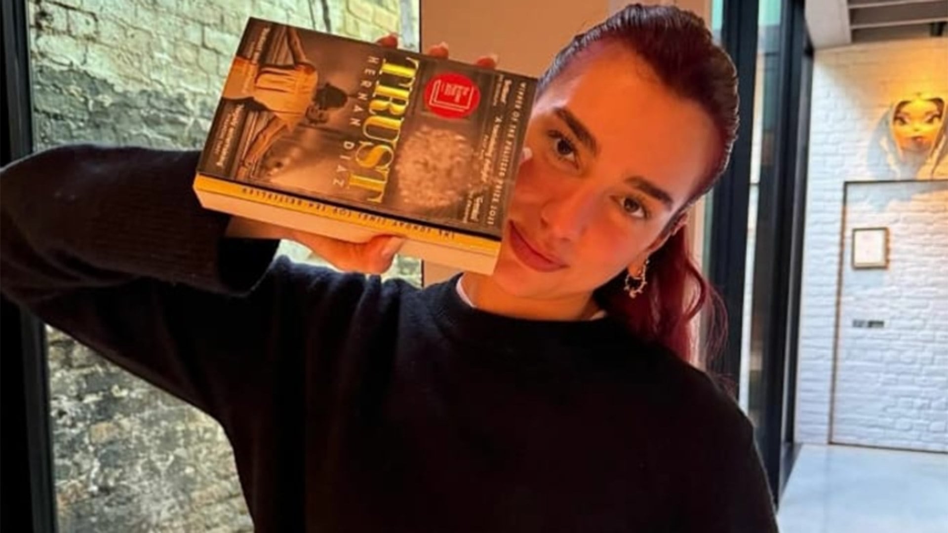 El club de lectura Service95, creado por Dua Lipa, será una herramienta clave en la integración de voces literarias diversas en el Festival de Literatura de Londres - (Dua Lipa vía Instagram)