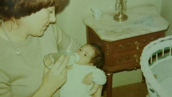 El autor con su madre