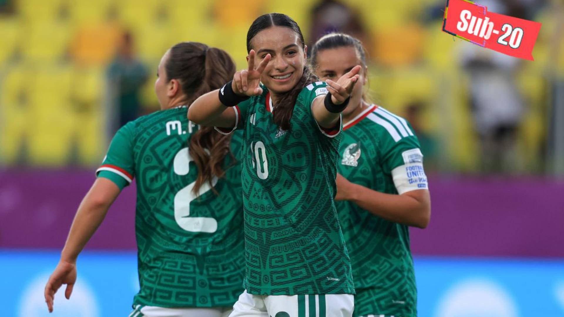 Alice Soto sale lesionado del partido contra Benín . (TW Selección Mexicana Femenil)