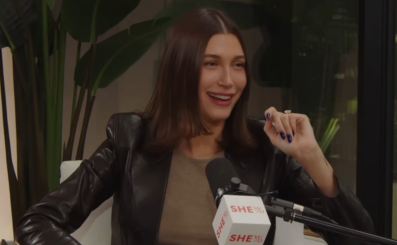 Hailey Bieber aboga por el autocuidado, la rehabilitación y la conciliación laboral durante la maternidad, promoviendo el acompañamiento médico en la salud de las mujeres (Captura de video )