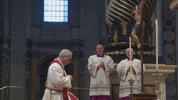 León XIV lidera Viernes Santo con tradicional oración en el piso y Vía Crucis en Roma. (Foto: X/@vaticannews_es)