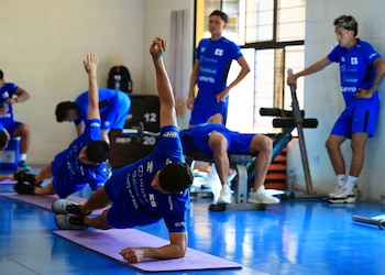 Los futbolistas se preparan para