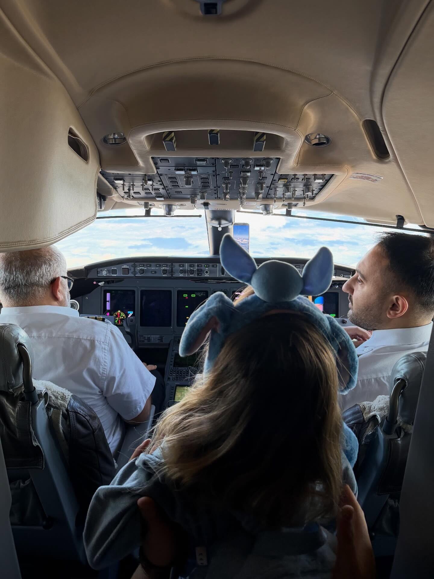 Magnolia visitó la cabina de los pilotos. La pequeña observó la vista desde el aire, acompañada por su peluche de Stitch