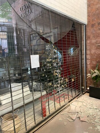 Antes de incendiar el local,