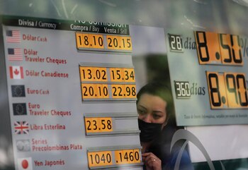 Un empleado de banco ingresa