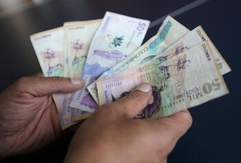 IMAGEN DE ARCHIVO REFERENCIAL. Un empleado cuenta billetes de pesos colombianos en una tienda en Bogotá. Colombia. Diciembre 28, 2018. REUTERS/Luisa Gonzalez