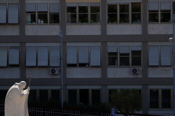 Una estatua de Juan Pablo