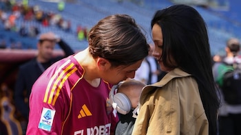 El emotivo respaldo de Oriana Sabatini y su beba Gia a Paulo Dybala en su último partido con la Roma