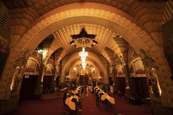 Ciudadanos votando en el teatro