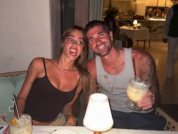 Tini y Rodrigo en una cena: risas, tragos y la complicidad que caracteriza al posteo de cumpleaños