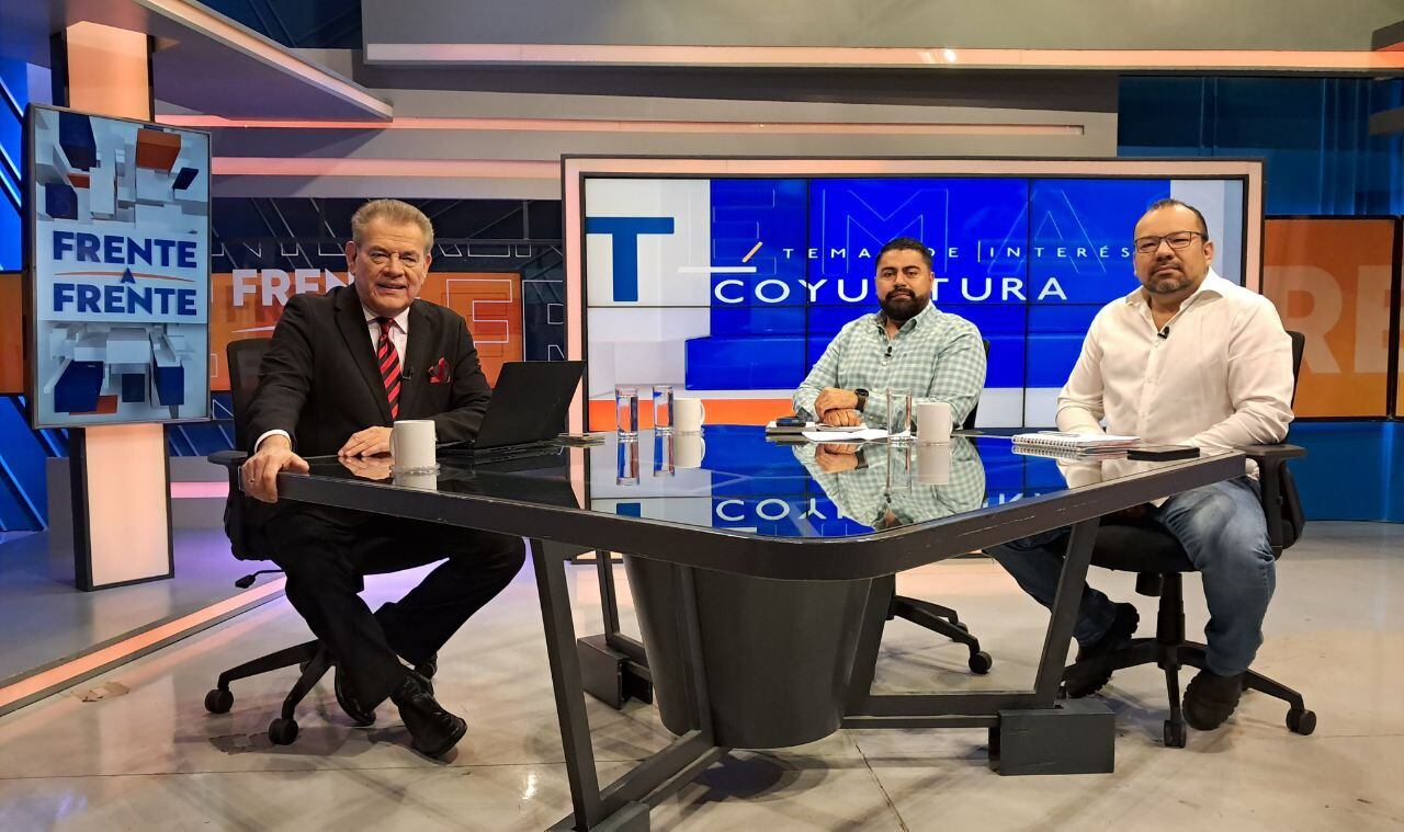 Moisés Urbina entrevista a Lucio Vásquez y Luis Regalado, voceros de la Mesa Nacional de Transporte, sobre la crisis y los desafíos del sistema público en El Salvador (Foto cortesía por Frente a Frente).