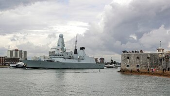 El buque HMS Defender (Royal
