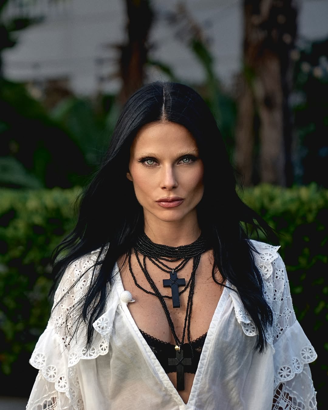La actriz elige una túnica de broderie blanca y un bustier de encaje negro para marcar tendencia en “Amor animal” (Instagram: @adriandiazfoto)