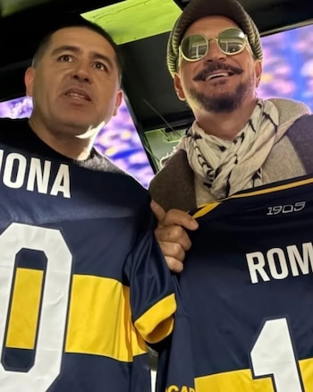 Arjona recibió una camiseta número 10 de Boca Juniors de manos del presidente Juan Román Riquelme durante su estadía en el estadio