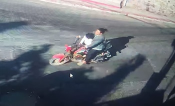 El operativo de la Policía Nacional Civil incluyó el análisis de videovigilancia para ubicar el paradero de la niña en San Antonio Aguas Calientes. (Cortesía: PNC de Guatemala)