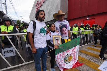 La movilización en Toluca expuso el cruce entre la fiesta del futbol y la crisis de desapariciones en el país. (FOTO: CRISANTA ESPINOSA AGUILAR/CUARTOSCURO.COM)