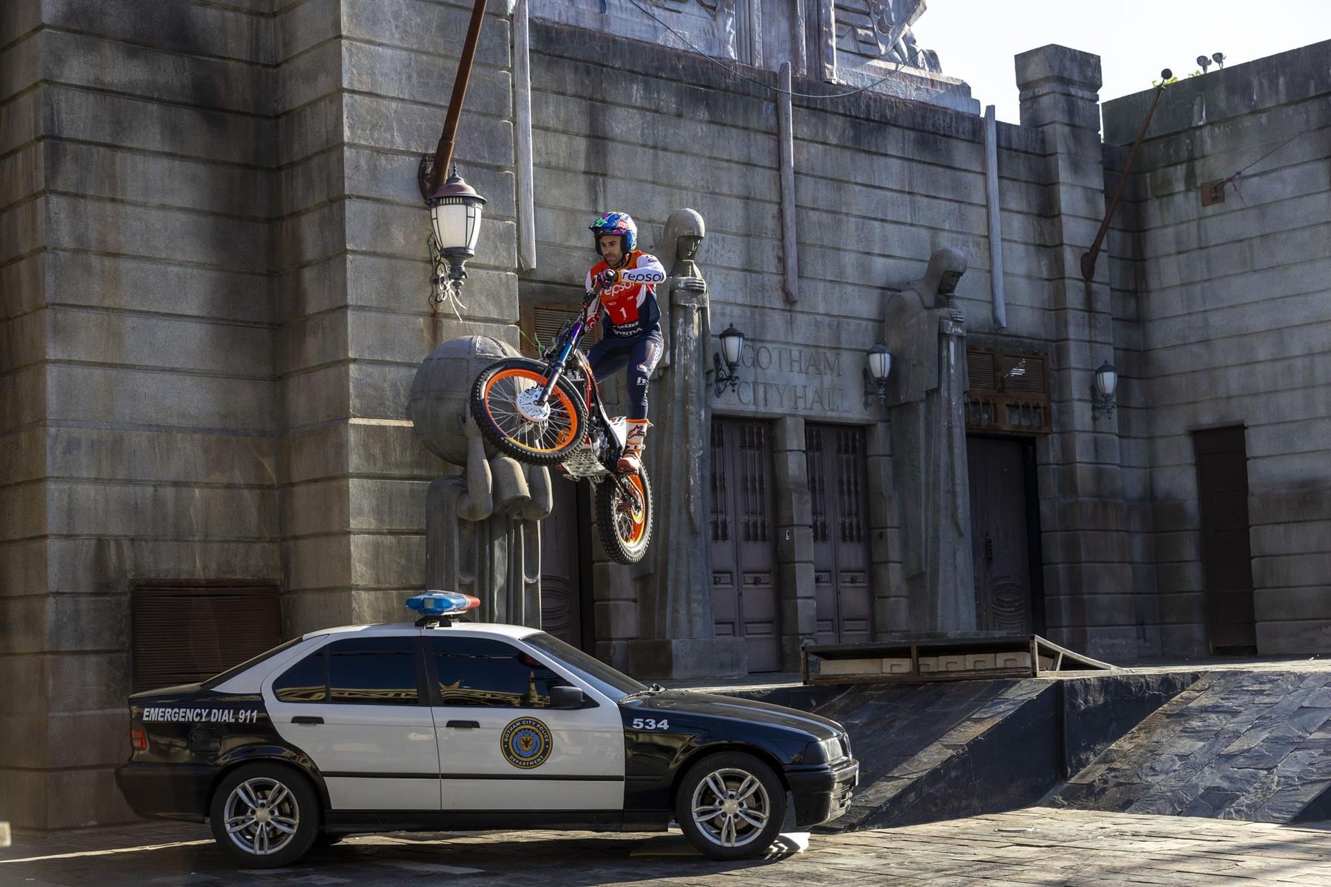 Toni Bou se convierte en un nuevo superhéroe del Parque Warner Madrid