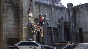 Toni Bou se convierte en un nuevo superhéroe del Parque Warner Madrid