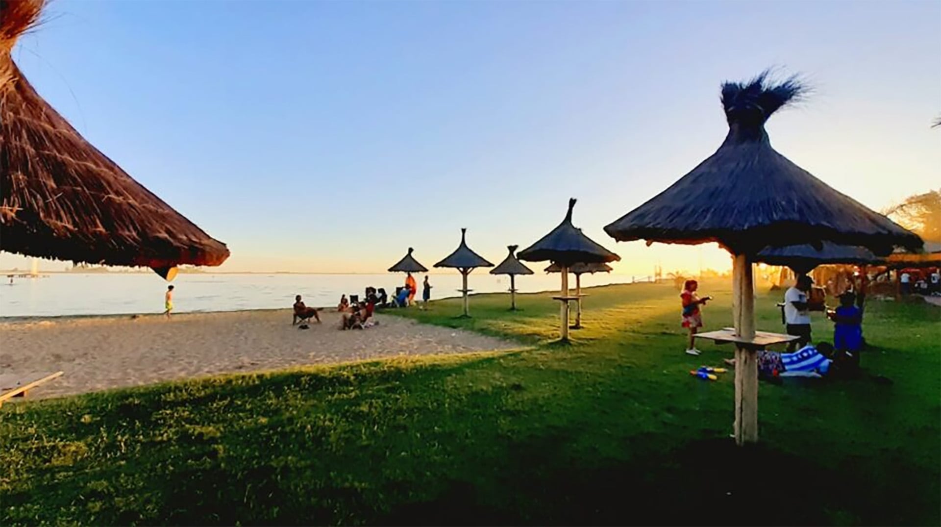 Su parque natural adyacente es un destino turístico popular por sus áreas arboladas, que permiten actividades como deportes náuticos, pesca, paseos, campamento y la práctica de deportes terrestres