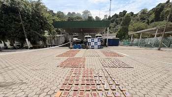 Armada interceptó una embarcación con casi una tonelada de cocaína en el Pacífico colombiano: capturaron a tres personas