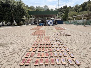 Durante la inspección, las autoridades hallaron equipos de comunicación satelital y 275 galones de combustible distribuidos en cinco canecas - crédito Armada Nacional