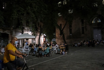 La gente se sienta en