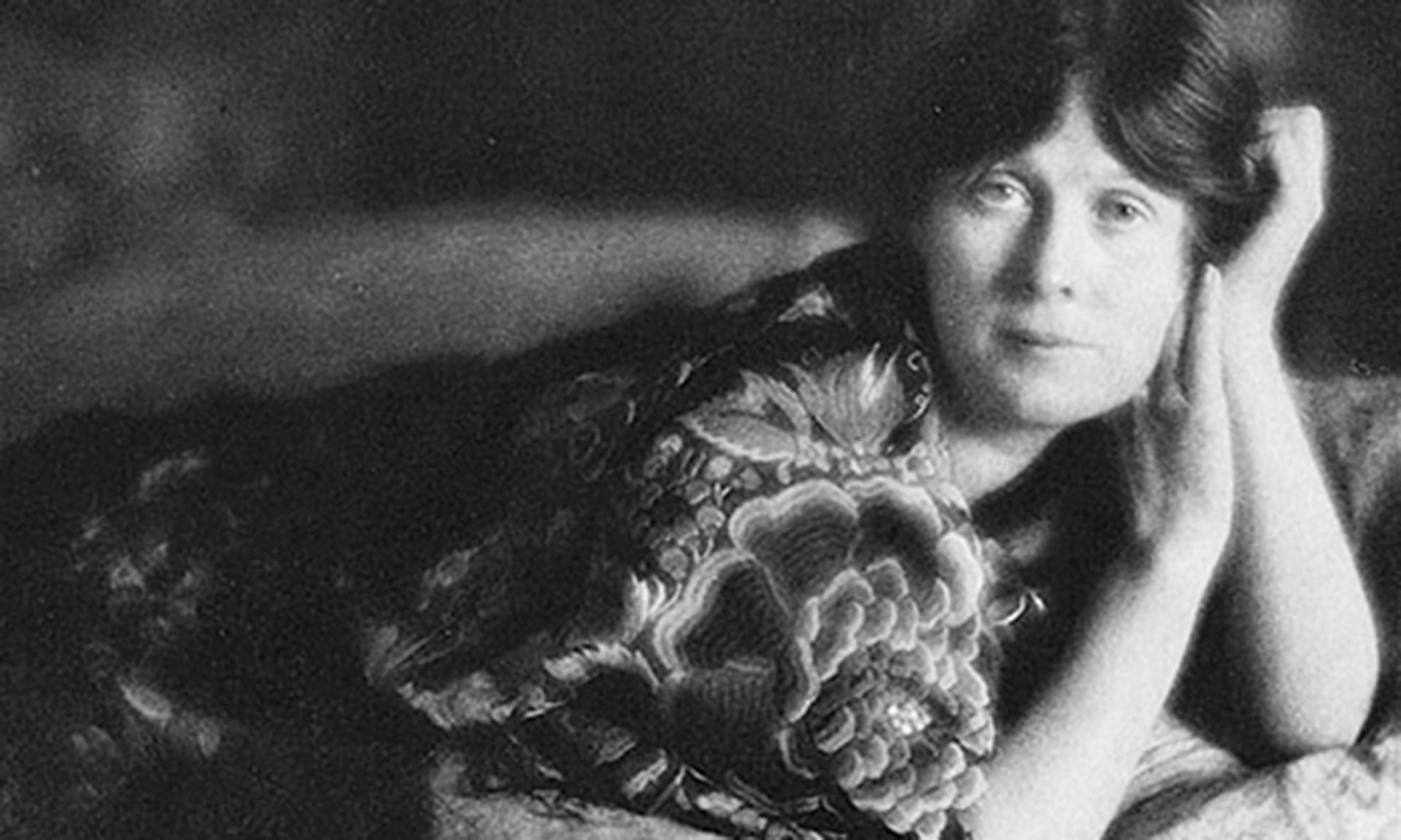 Isadora Duncan revolucionó la danza contemporánea con un estilo que rechazaba el ballet tradicional y se inspiraba en la antigua Grecia