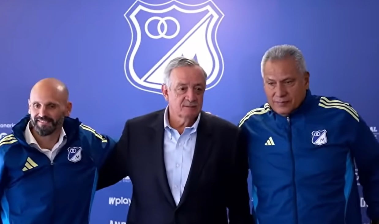Ariel Michaloutsos, presentado como director deportivo de Millonarios, al lado del presidente Enrique Camacho y el técnico Hernán Torres - crédito Captura de video Millonarios FC