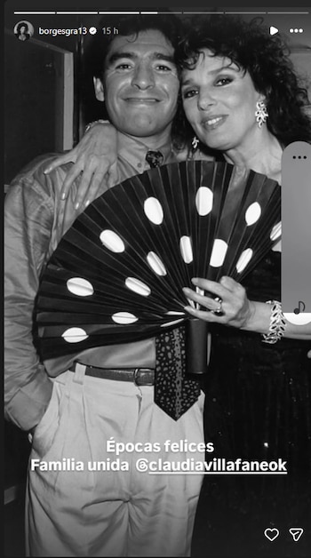 Fotografía en blanco y negro de Diego Maradona y Graciela Borges sonrientes mientras sostienen juntos un abanico negro con lunares blancos