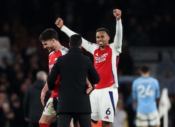 Declan Rice celebra con el entrenador de Arsenal, Mikel Arteta, tras el 5-1 ante Manchester City (REUTERS/David Klein)