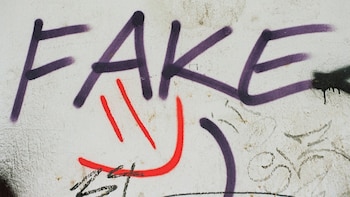 Hugging Face apenas frena los 'deepfakes' que desnudan a mujeres y menores, según una investigación