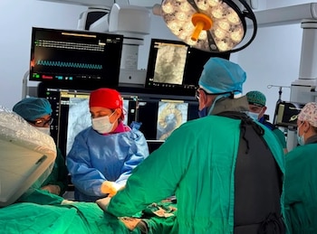 Esta cirugía implica menos riesgo de sangrado, menor tiempo bajo anestesia y una reducción significativa de complicaciones como hemorragias e infecciones. (CSS)