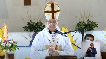 El cardenal Poli durante la