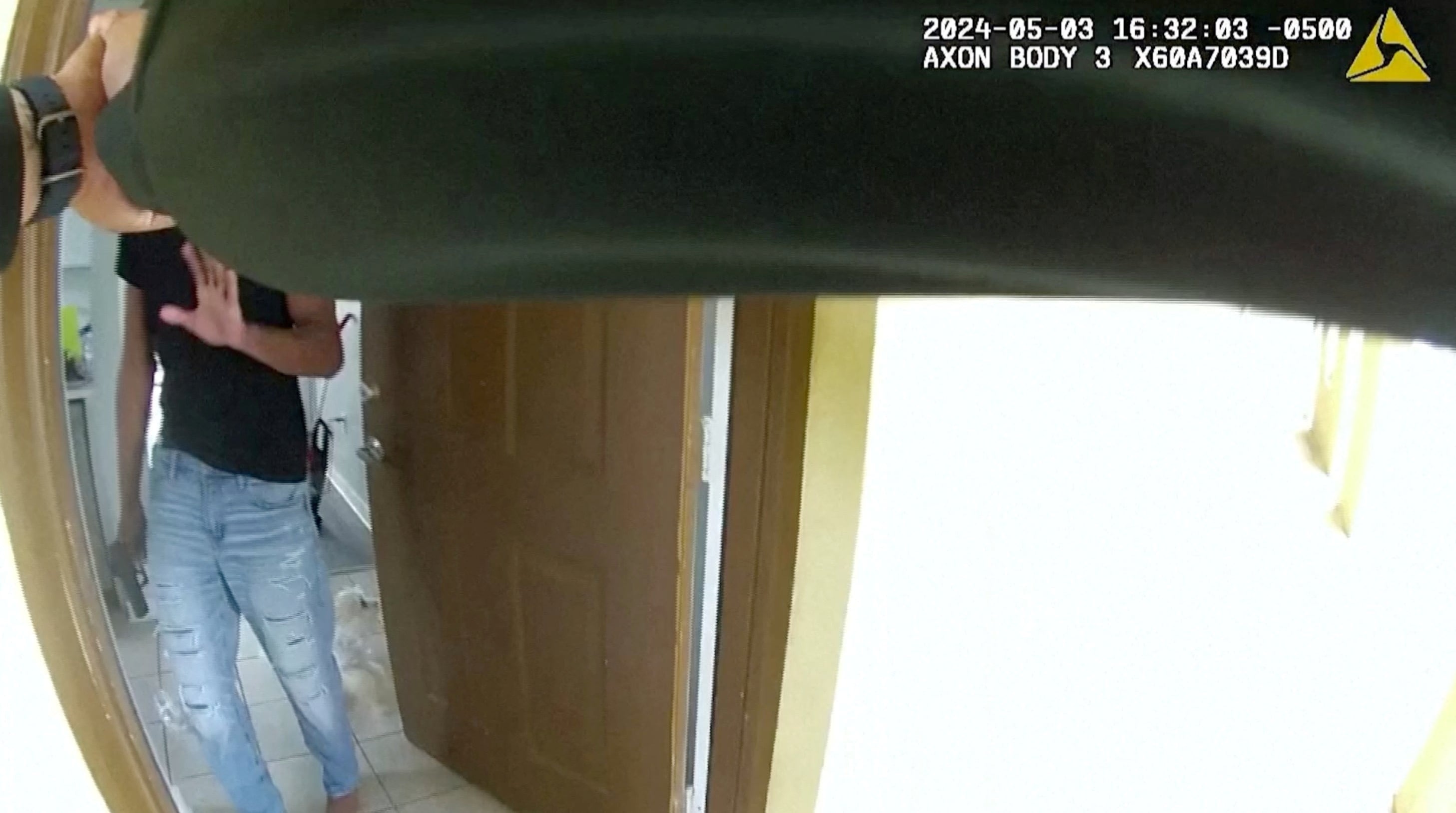 El aviador llevaba el arma consigo por temor a lo que pudiera haber del otro lado de la puerta, no como gesto de amenaza, según sostuvo la fiscalía (Okaloosa County Sheriff