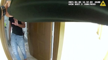 El aviador llevaba el arma consigo por temor a lo que pudiera haber del otro lado de la puerta, no como gesto de amenaza, según sostuvo la fiscalía (Okaloosa County Sheriff's Office/via ReutersTV/Handout via REUTERS)