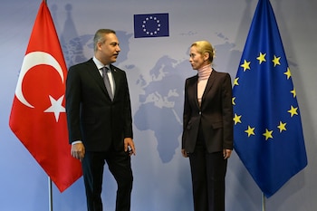 El ministro de Asuntos Exteriores de Turquía, Hakan Fidan (izquierda), es recibido por la alta representante de la UE y vicepresidenta de Asuntos Exteriores y Política de Seguridad, Kaja Kallas (derecha) (AFP)