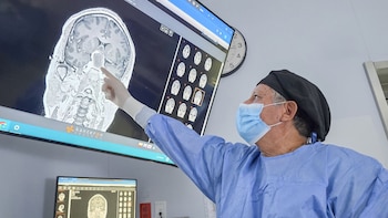 El procedimiento se realizó en dos etapas: acceso nasal al seno esfenoidal y extracción total del tumor de 2 x 2 cm mediante instrumental especializad - Créditos: Essalud.