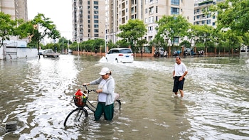 El tifón 'Bavi' toca tierra en el este de China debilitado pero entre lluvias torrenciales