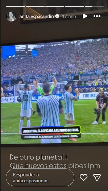 Jugadores de fútbol con uniforme celeste y blanco celebran en una cancha frente a una multitud, con un cartel en pantalla que anuncia la clasificación