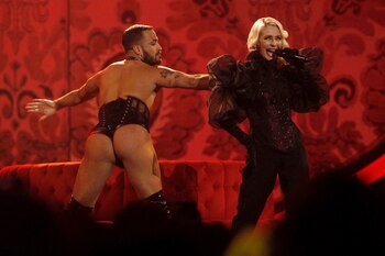 Nebulossa (d) interpreta "Zorra" en