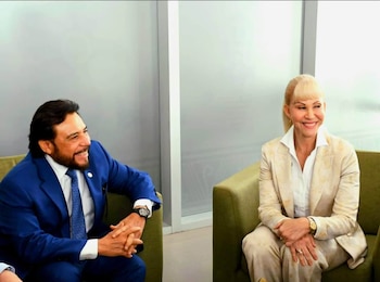 Tras su llegada a Cali, el vicepresidente de El Salvador, Félix Ulloa, junto a la gobernadora del Valle del Cauca, Dilian Francisca Toro. (Cortesía: Vicepresidencia de la República)