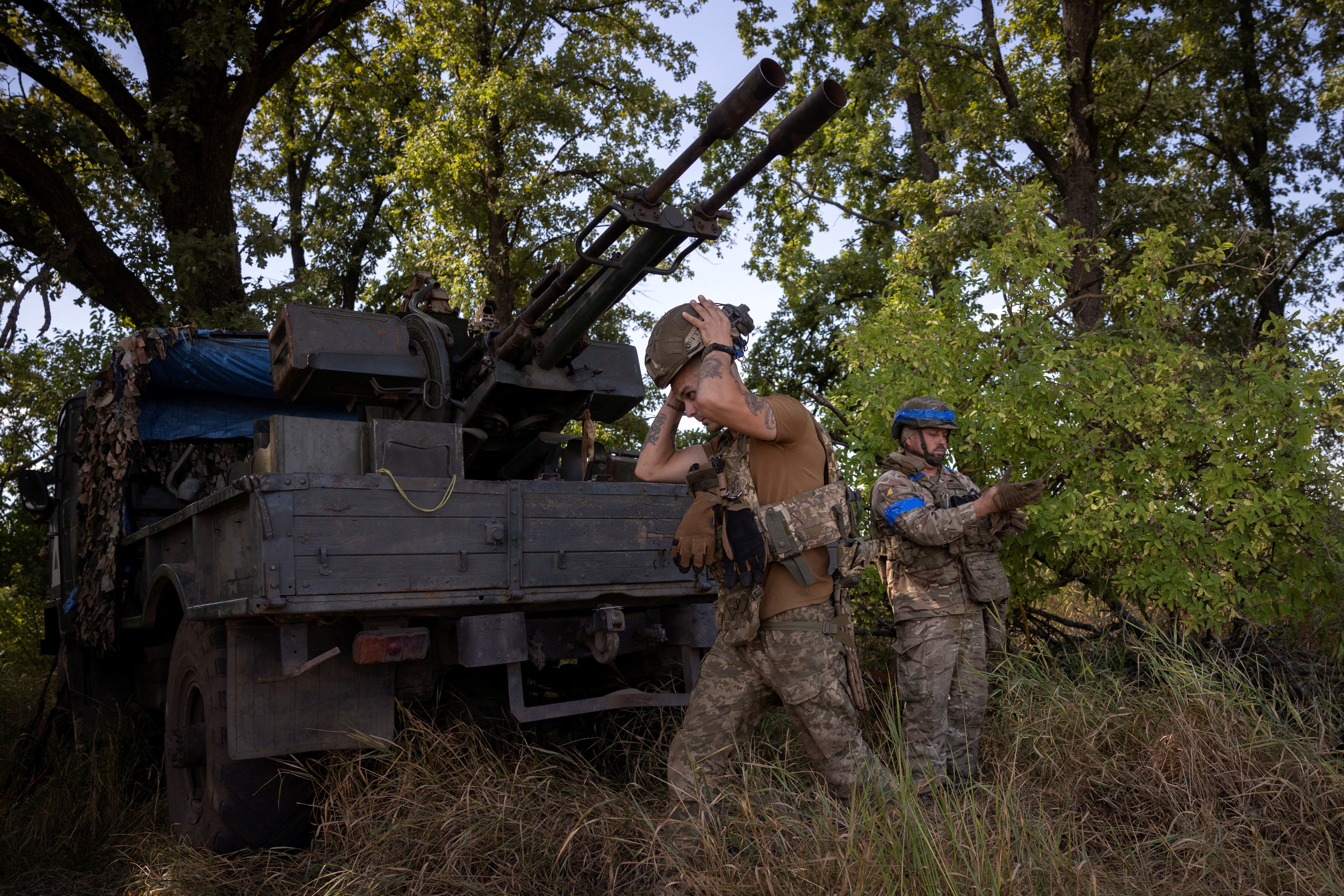 Soldados de la 22ª Brigada Mecanizada Separada de Ucrania que manejan un cañón antiaéreo ZU-23-2 participan en un ejercicio en la región de Sumy, cerca de la frontera con la región rusa de Kursk, este 17 de agosto de 2024 (REUTERS/Thomas Peter)