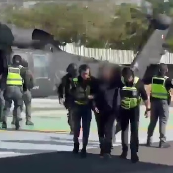 Fotografía del hombre de nacionalidad estadounidense siendo bajado de un helicóptero tras su rescate. Crédito: X - @IrvingPineda