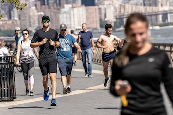 Un grupo de personas corriendo