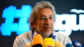 El periodista Can Dündar fue condenado por Turquía a 27 años y medio de prisión por delitos de espionaje y terrorismo